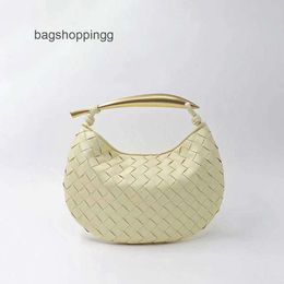 Girl Classic tote Sardine Shark Venata Luxury Cow Evening Hand Soft Boteega Bags bag Half Leather Woven Pleated Large Capacity Casual Carrying Underarm 29cm CR0I