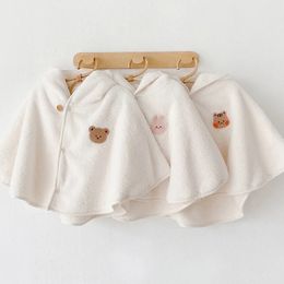 Kış Bebek Kapşonlu Pelerin Bebek Erkek Kız Kızlar Dış Giyim Rüzgar Geçirmez Mercan Velvet Battaniye Doğum İşlemeli Ayı Çocuk Giysileri 240122