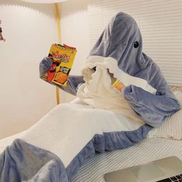 Creative Shark Blanket Gown Pajamas Cute Robe Blanket Flannel Robe Woman Shark Plaid Blanket for Adult Comfy Bathrobe Homewear 240122