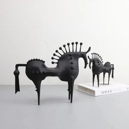 Creative Horse Statue Resin Figures Modern Home Living Room Decoration Abstract Figure Arrangement Bookshelf 240119