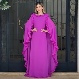 Backless Mother Fuchsia of the Bride Dresses With Long Cape Wedding Guest Dress Bateau Halsringning Ruffled Sweep Train Chiffon Aftonklänningar