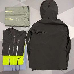 ARC Designer Jacket Mens Windbreak Waterproof Puffer Jackets Arcterxy Plus Size Lightweight Softshell Raincoat Hooded Outdoor Hiking Clothes 4456ess