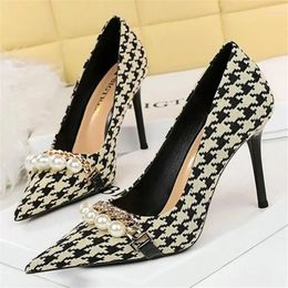 Dress Shoes Women 7.5cm 9.5cm High Heels Plaid Cute Pumps Sexy Wedding Bridal Low Lady Pearl Chain Scarpins Stiletto Party