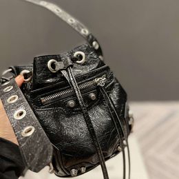 10A Designer-Rucksack-Tasche, Damen-Mann-Geldbörse, Reisetasche, schwarze Motorradtasche, echtes Leder, Handtasche, luxuriös, silberfarben, abnehmbarer Herzspiegel, Nietendekoration, Geldbörse, 25 cm