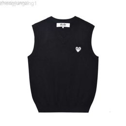 24SS Desginer Cdgs T Shirt Commes Des Garcons HEYPLAY Fashion Brand Love AutumnWinter Vest Knitted Tank Top Mens and Womens Vneck Kam Shoulder Sleeveless Sweater Cou