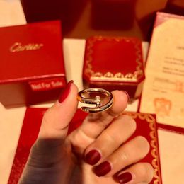 2024 Love Rings for Women Diamond Designer Ring Finger Nail Jewellery Fashion Classic Titanium Steel Band Gold Sier Rose Colour Size 6-9Q2