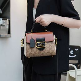 Женская новая популярная и модная сумка на одно плечо с контрастным цветным принтом, маленькая квадратная сумка через плечо с буквами, прямые продажи с фабрики