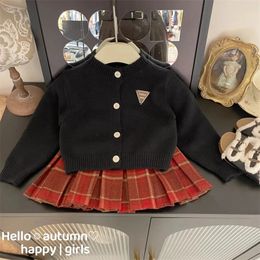 Stylki odzieży dla dzieci w stylu college'u jesienne swetry i spódnica mundur urodzinowy dla 110 -letni moda dla dzieci strój 240129