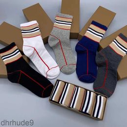 Fashion Luxury Designer Mens Socks Cotton Long Sock Men Casual Plaid Sports Underwear Boxed 5 Pairs F42B