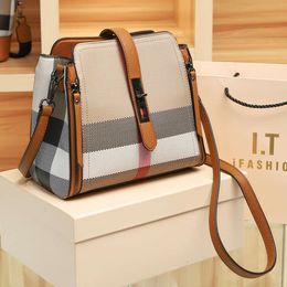 Kadınlar yeni moda ve üst düzey su kovası baskılı ışık lüks el tipi bir omuz crossbody çanta fabrikası doğrudan satış