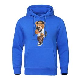 Men's Hoodies Sweatshirts Mr. Bear Who Took A Selfie In The Street Clothes Mens Hip Hop Loose Hoodies Warm Crewneck Hoody Crewneck Pullover Streetwear Men T240217