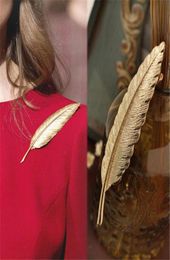 Whole Brooches Men Gold Feather Suit Women Broaches Version Leaves Hijab Pins Wedding Brooch Mens Brooches pin Flower Lapel9939503