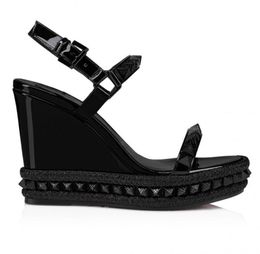 Sandália de luxo de verão para mulheres sapatos de picos Pyraclou 110mm cunhas saltos alpercatas preto couro de patente cunha sandálias cravejadas 35-43