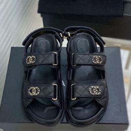 Designer Chanele Sandálias Chinelo Mulheres Sandálias Sliders de Alta Qualidade Cristal Bezerro Couro Sapatos Casuais Plataforma Acolchoada Verão Confortável Praia Casual 35-42