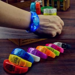 Silikonpartybevorzugung Sound kontrolliertes LED -Licht -Armband aktiviertes Glow Flash Armreifen Armband Geschenk Hochzeit Halloween Weihnachten 528