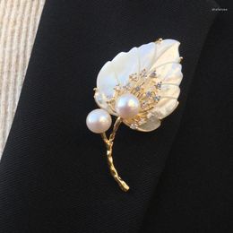 Brooches White Seawater Shell With Fresh Water Pearl Brooch Pendant For Women Fashion Jewellery Classic Suit Hat Matching Clssic Elegant