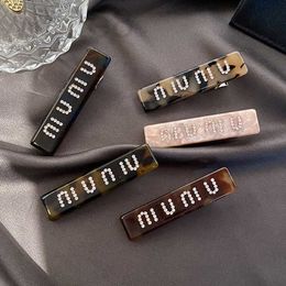 Mui Top Hair Clips Barrettes 디자이너 빈티지 디자이너 클래식 패션 단순 디자인 다이아몬드 매력적인 여성 오리 빌 새로운 사랑 선물 헤어 Jewelry K359