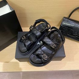 Canali da donna Sandali da papà in pelle di vitello Scarpe trapuntate Sandali firmati estivi Scarpe con plateau Appartamenti con tacco basso Zeppa con fibbia a diamante Sandalo slip on cinturino alla caviglia SFlip Flop