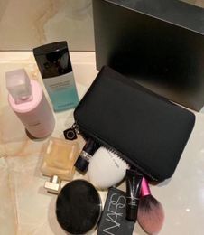Paris Brand cosmetic bag with gift box Portable cosmetic storage bag Luxury female designer Zero Purse elegant Black Mini zip pock9009583