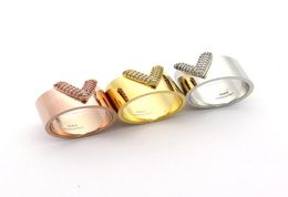 Fashion luxurious V shaped titanium With diamond ring 18k rose gold jewelry Korea double color men and women Wedding ring Jewwelry2688736