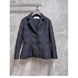 Neuer Herbst-Winter-Anzug in Schwarz mit kurzer Taille und Cannage-Muster, mit kleinem Reversmantel und Baumwolljacke für Damen im Trend