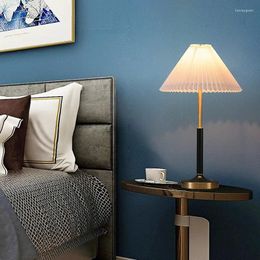 Floor Lamps Vintage Pleated Copper Table Lamp Simple Living Room Warm Modern Light Luxury European Bedroom Bed Pure El Household