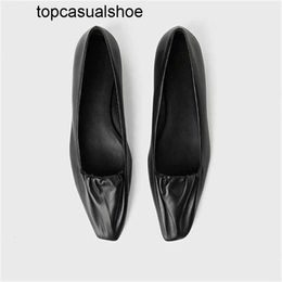 Toteme Womens Original Shoes Pure Black Lambskin Shallow Mouth Pointed Pleated Single Shoes Sheepskin Flat Bottom Ballet Shoes 2JHF