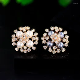 Brooches Korean Fashion Flower Cluster Small Brooch Light Luxury Zircon Elegant Pearl Lady Retro Collar Pin Suit Shirt Accessories