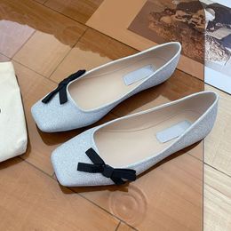 Tasarımcı Bale Düz Ayakkabı Bowknot Kadınlar Köpüklü Dans Ayakkabıları Kare Ayak Parlak Saten Ağız Sığ Ağız Tek Ayakkabı Klasik Mektup Düz Sandallar Kadın Mokakçılar