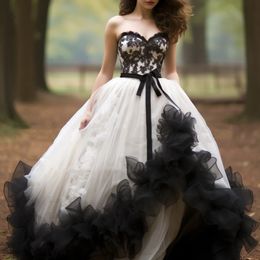 Vintage Black And White Wedding Dress Ruffles Lace Appliques Chic Gothic Bridal Gowns Sweetheart Neckline Sleeveless Long Tulle Bride Dresses 2024