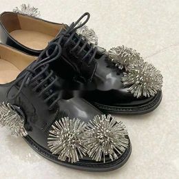 Elbise Ayakkabı Yenilik Metal Pimleri Çiçek Dekor Kadın Siyah Deri Pompalar İngiliz Tarzı Çapraz Bağlı Dantel Yukarı Ayakkabı Düşük Topuk Partisi