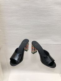 Luxusdesigner mehrfarbiger Mittelhitzes Sandalen für Frauen Größe 35-41