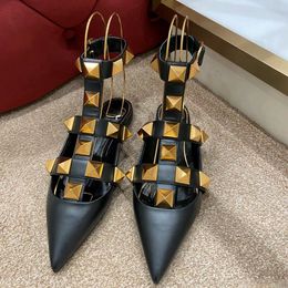 Designer Women Sandals Pointed Rivets Shoes V Flat Bottoms Slippers Genuine Leather Black Matte Gold Big Rivet Summer Sandal with Dust Bag Size 34-44