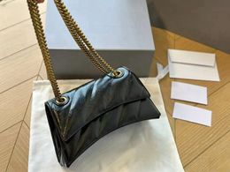 Designer Paris hourglass bag has a powerful aura and a practical handbag. The bag is made of soft calf leather with stitching and a metal chain size of 25CM