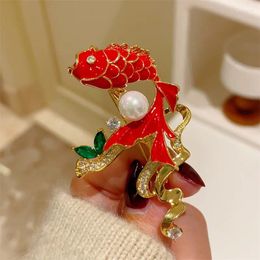 Brooches Classic Jubilation Red Brocade Brooch For Women Men Clothing Acessories Temperament Pearl Zircon Fish Enamel Pins Year Gift