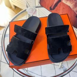 Designer Slippers de couro plano Sandálias femininas de luxo Moda de alta qualidade Resort de praia Casual 36-45