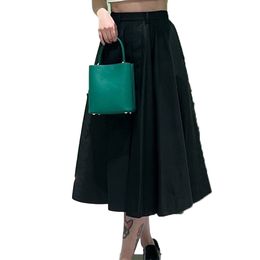 Saia feminina designer primavera verão saia de meio comprimento estilo elegante e elegante saia de náilon fofa cintura alta fina e versátil logotipo de metal triangular