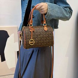 2023 Yeni Kadın Basılı Çanta Boston Yastığı Günlük Yuvarlak Kova Tek Omuz Crossbody Küçük Çanta 75% Fabrika Doğrudan Satış