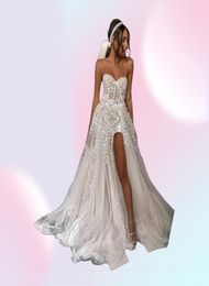 2021 Abiti da sposa sexy da spiaggia per la sposa Abiti da sposa eleganti in pizzo Boho Senza spalline Senza maniche Abiti da matrimonio principessa con spacco alto9334404