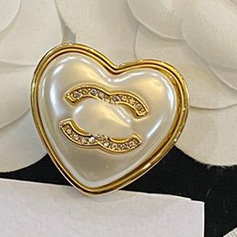 Prezzo affare Crytal Brooche Deiger Brand Letter Brinela di alta qualità Copper Pearl Jewelry Suit Pin