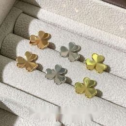 Fanjia V Clover Champagne Golden Korean Edition Women's Simple and Elegant Style Smooth Flower Earrings