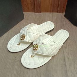 Designer Slippers Summer c sandals camellia Little Fragrance Flipflops foot chaneles sandals Leather rhomboid Diamond Flat Sandal Casual Wear Beach Flip Flops YIJ