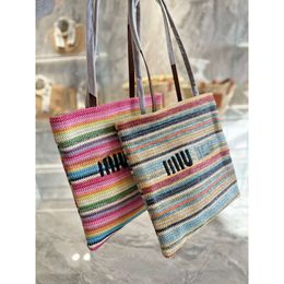 2024SS Borsa firmata Borsa da spiaggia in rafia per ragazze Borsa in paglia intrecciata Borsa da mamma per donna Borsa tote in paglia con ricamo arcobaleno