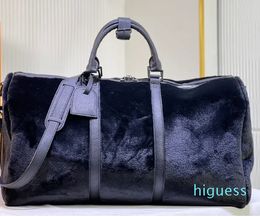 2024 Men Large Capacity Short Fur Travel Bag Luxury Outdoor Handbag Plush Men Crossbody Bag Designer Bag Mens Outdoor Large Capacity