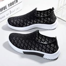 running shoes women mesh designer black white breathable and comfortable womens trainers outdoor sports hiking casual shoes sneakers