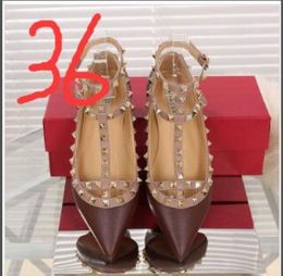 Venda imperdível-clássicos femininos salto alto ponta fina rebites sapatos moda sapatos de casamento para vendas