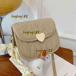 Evening Bags 2024 Autumn New Simple and Fashionable Korean Embroidered Thread Handbag Womens Love Lock Foreign Style Diagonal One Shoulder Bag