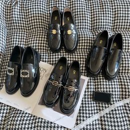 Tasarımcı Loafers kadın elbise ayakkabıları düz kapitone düz deri ayakkabılar kanal kadın lüks kalın topuk donanım kış siyah ayakkabıları bej