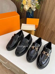 Designer Womens Dress Shoes Black Leather With Chain Casual Low Top Platform Party Shoe High Quality Business Formal Loafer With Box