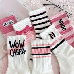 meias de comprimento médio Instagram estudante esportes outono e inverno listrado carta meias longas combinadas com calças de tubarão